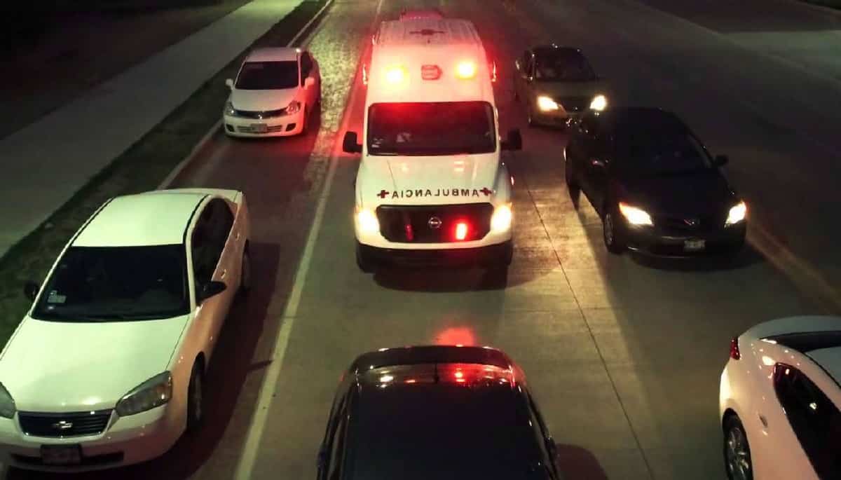 تنص لوائح المرور الإسبانية على ضرورة التنحي لسيارات الطوارئ إما بالتوقف أو تحويل القيادة إلى اليمين