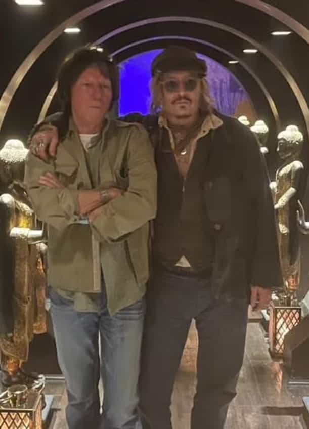 جوني ديب وصديقه الموسيقي جيف بيك