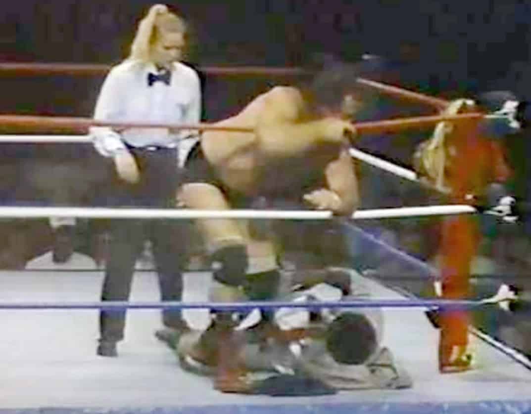 ريتا تشاتيرتون أول امرأة تحكم في نزالات WWE