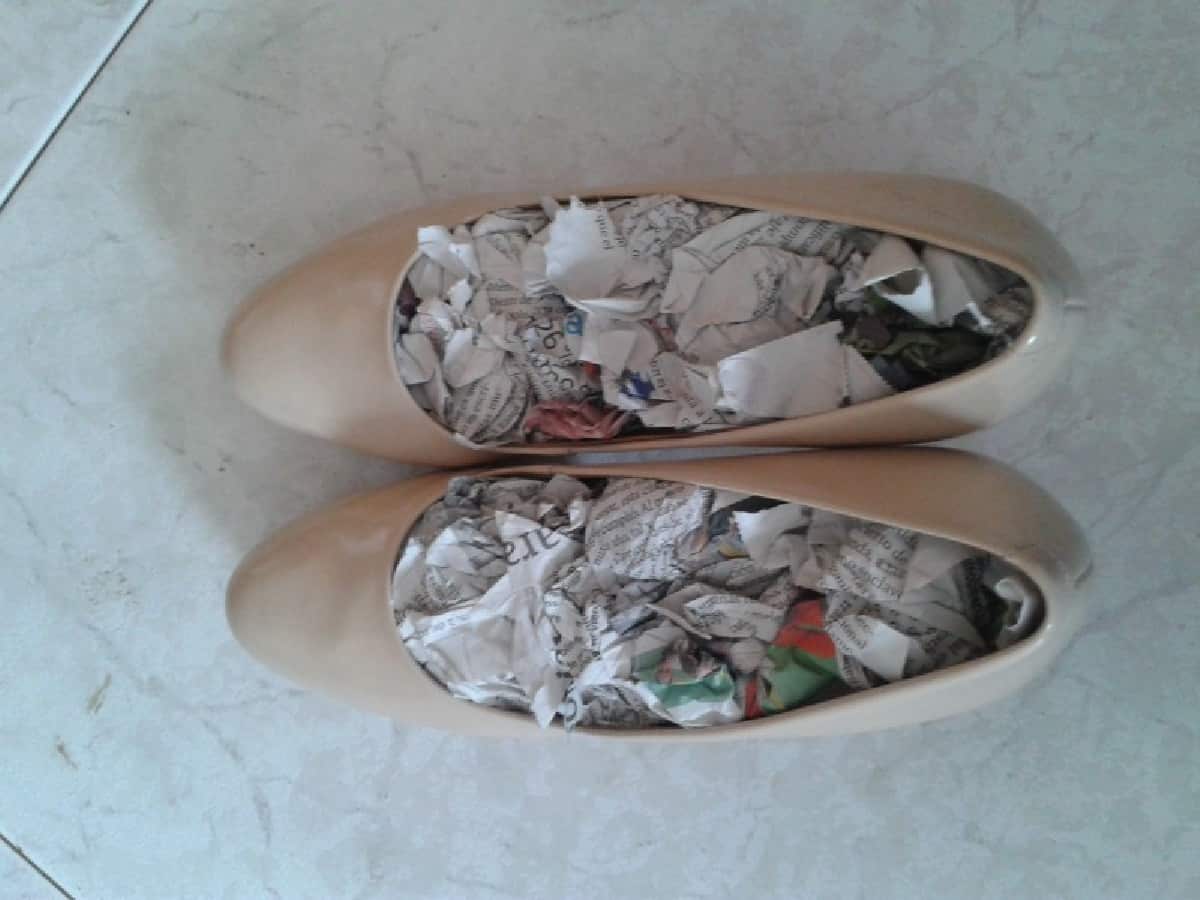 صحف الجرائد المبللة تساعد على توسيع الحذاء