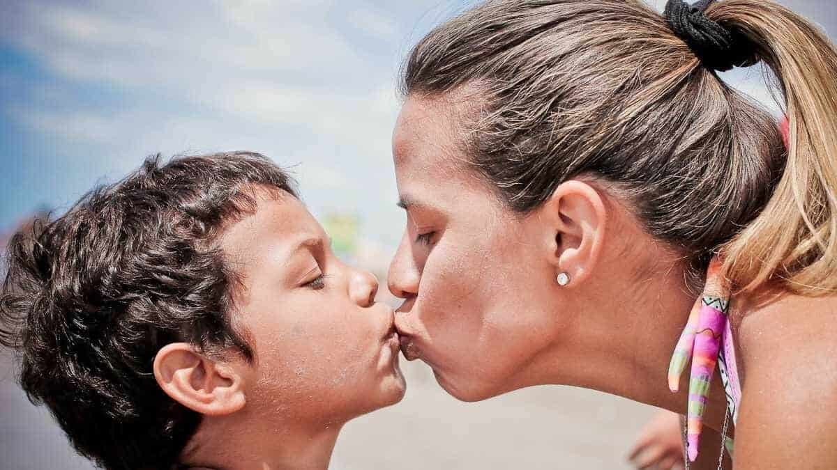 علماء نفس يقولون أن القبلة على شفاه الأطفال لفتة طبيعية،