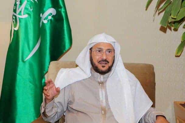 عبداللطيف آل الشيخ يفاجئ مسؤولا بإعفائه وتعيين سيدة مكانه ويثير غضب السعوديين عبداللطيف آل الشيخ watanserb.com