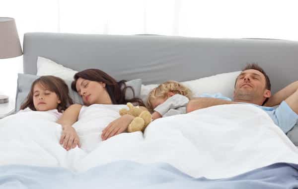 لا يُنصح بنوم الزوجين مع الطفل