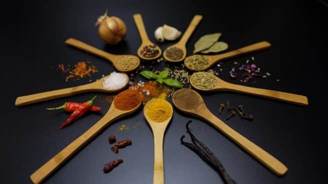 العديد من التوابل من أصل شرقي،