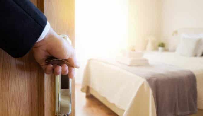 5 نصائح عند أوّل زيارة لفندق 5 نجوم .. انتبه لملابس النوم التي ترتديها نصائح عند زيارة فندق 5 نجوم watanserb.com