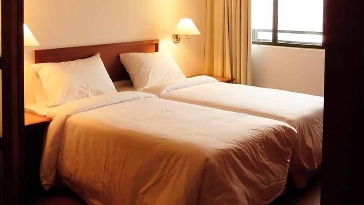 نوم الزوجين منفصلين يسبب الأرق والاكتئاب