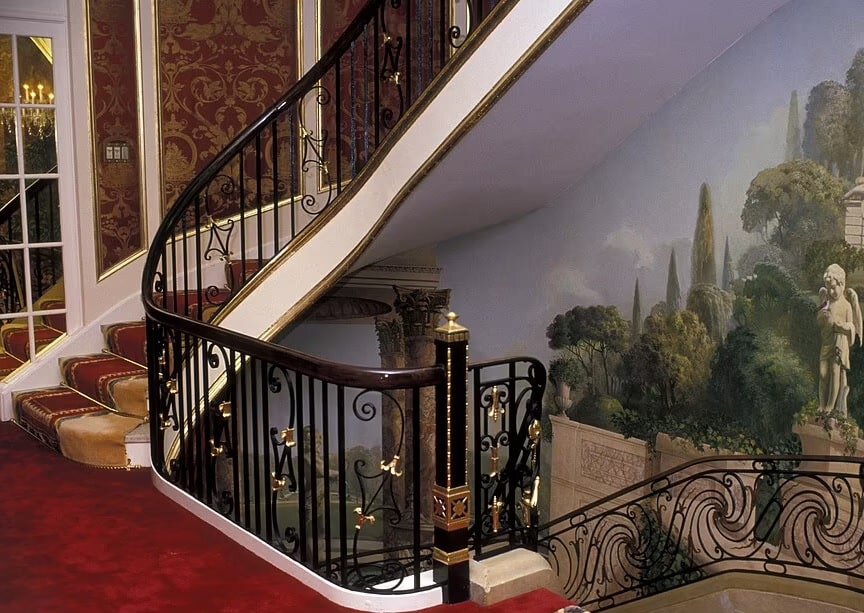أجزاء من درج المنزل المتعرج المغطى بالسجاد في منزل إيفانا