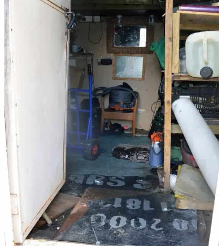 شاحنة كان يعيش فيها القاتل رغم امتلاكه منزلا