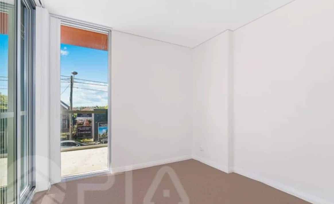 فتحت غرفتا نوم الشقيقتين تطل على طريق كانتربري الرئيسي