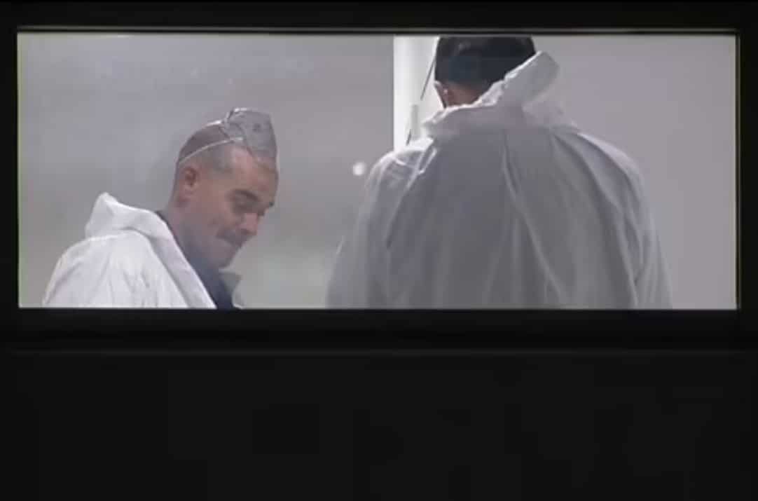 أمضى المحققون أيامًا في المبنى السكني مع فرق الطب الشرعي 