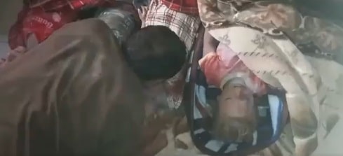 “دخيل الله على هالشعرات”.. فيديو مؤثر لأب سوري يرثي 5 من أطفاله قضوا بقصف روسي أب سوري يرثي أطفاله watanserb.com