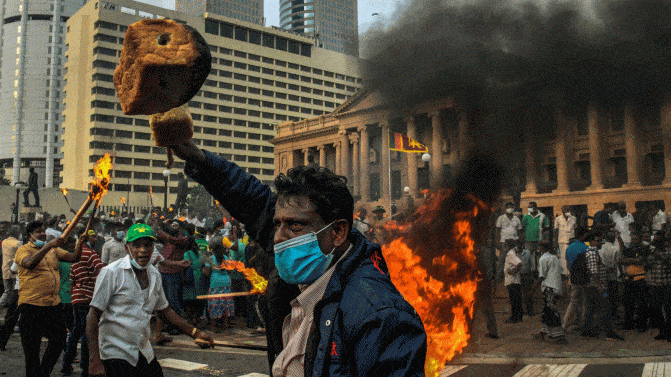 احتجاجات سريلانكا: متظاهرون يسيطرون على البث الرسمي ويقتحمون مكتب رئيس الوزراء احتجاجات سريلانكا watanserb.com