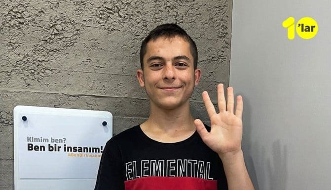 أحمد كنجو.. مكافأة كبيرة للفتى السوري من رجل أعمال بعد تصديه لعنصرية الأتراك احمد كنجو watanserb.com