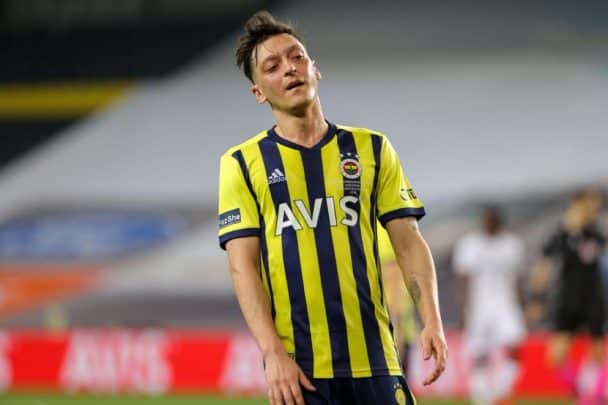 مسعود أوزيل يفسخ عقده مع نادي فنربخشة التركي watanserb.com