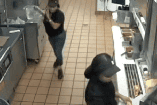 موظفة مطعم في تكساس تصدم الجميع برش الماء المغلي على زبونتين لأسباب غير متوقعة موظفة بمطعم تحرق وجه زبونتين watanserb.com