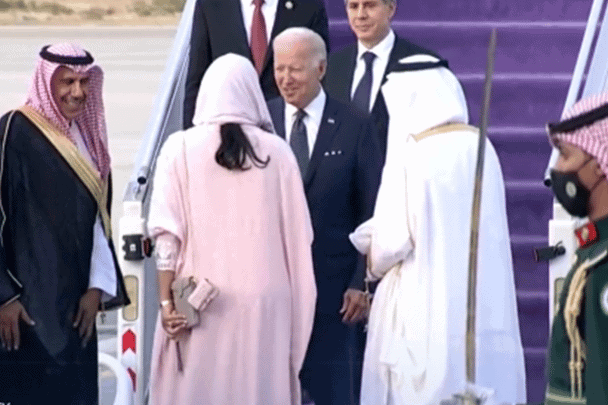 سجادة بنفسجية في استقبال بايدن watanserb.com