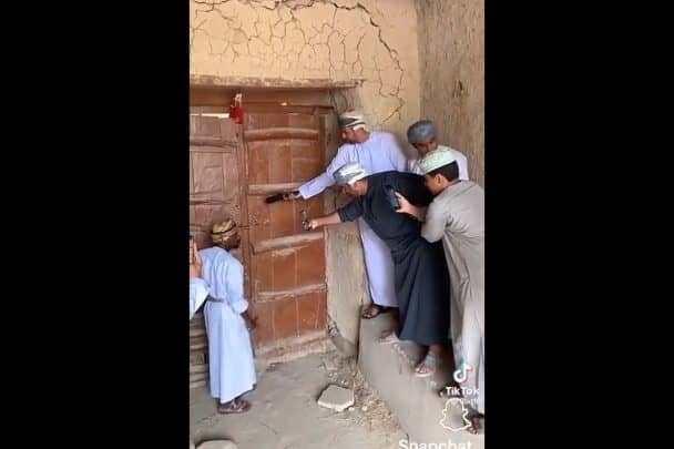فديو بيت مهجور في سلطنة عمان يصدر من داخله أهازيج زواج.. “وطن” تكشف حقيقته بيت مهجور في سلطنة عمان watanserb.com