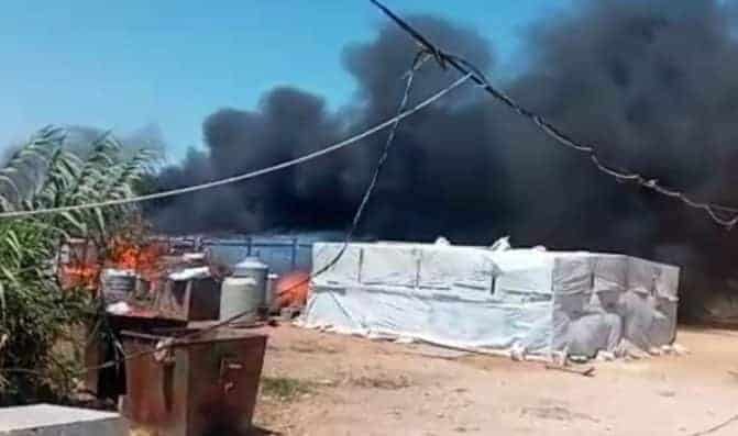 وثقوا جريمتهم بفيديو.. لبنانيون يحرقون مخيما للاجئين السوريين في سهل عكار إحراق مخيم للاجئين السوريين watanserb.com