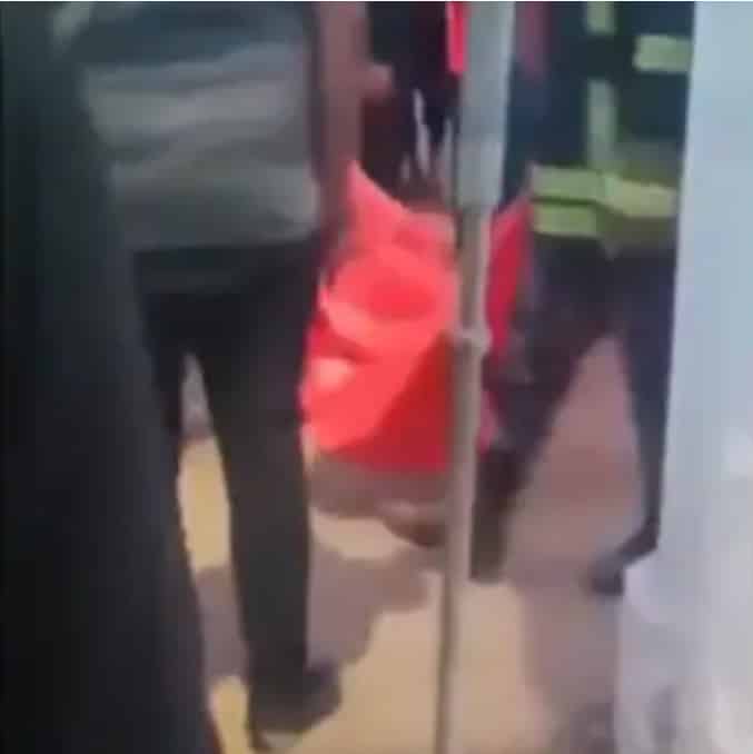 نقل إحدى الطفلتين من موقع جريمة الرمثا