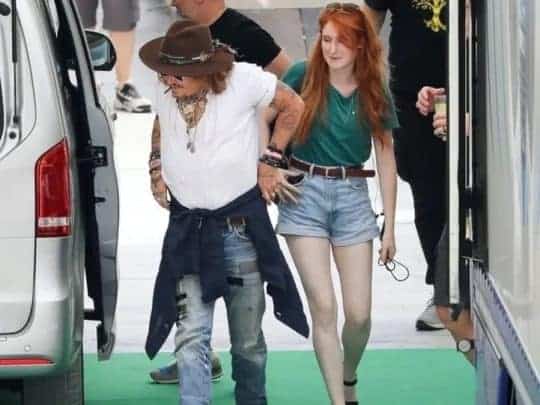 فاتنة بشعر أحمر وشورت جينز مثير .. هل خطفت قلب جوني ديب!؟ (صور) جوني ديب وفتاة بشعر أحمر watanserb.com