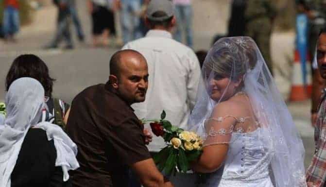 قاض سوري يكشف سبب الإقبال على “زواج السوريات” ويفجر موجة غضب زواج السوريات watanserb.com