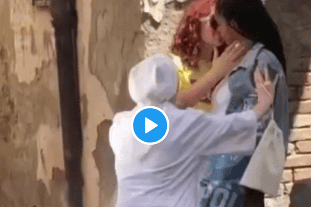 قبلة مثلية تصيب راهبة مسيحية بالصدمة watanserb.com