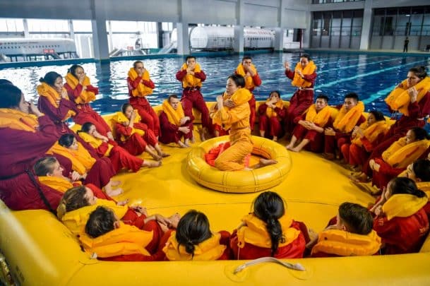 لماذا يشترطون لوظيفة مضيف أو مضيفة طيران التدرب على السباحة؟! (صور) شرط السباحة لدى من يتقدم للعمل مضيف أو مضيفة طيران watanserb.com