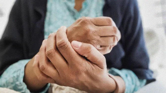 ضعف قوة قبضة اليد تنذر بمشاكل خطيرة، خبراء يحذرون watanserb.com