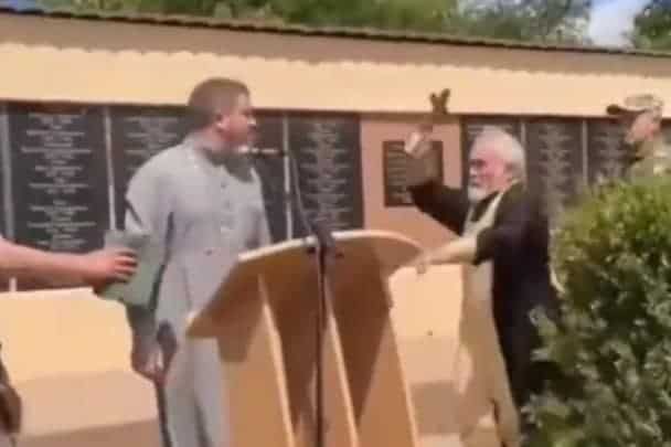 كاهن روسي يهاجم زميله الأوكراني watanserb.com