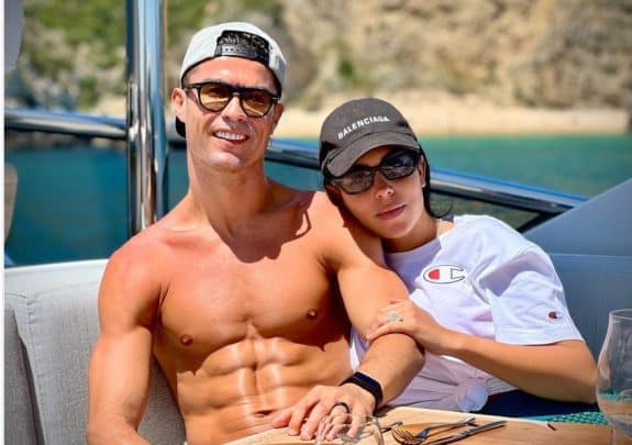 “ماركا”: رونالدو يحقن قضيبه بالبوتوكس لزيادة سُمكه 3 سم! كريستيانو رونالدو يحقن أعضاءه التناسلية بالبوتوكس watanserb.com