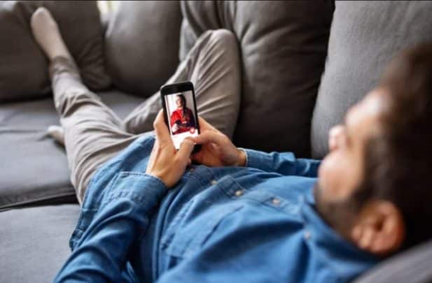 كويتي يكتشف صور زوجته على هاتف صديقه watanserb.com