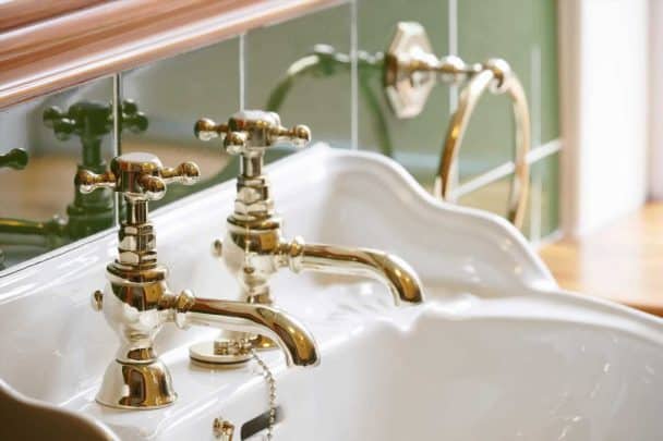 لماذا لا تشرب مياه الصنبور في الفندق watanserb.com