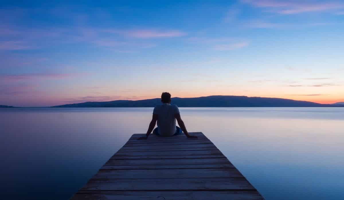 من أجل عدم الإنسياب تمامًا مع مشاعرنا والغرق في موجة من الأفكار غير العقلانية أو المبررة؛ هناك طرق بسيطة لتنظيمها، أي القدرة على تعديل شدة وتكرار ومدة الإيجابية أو السلبية للعواطف