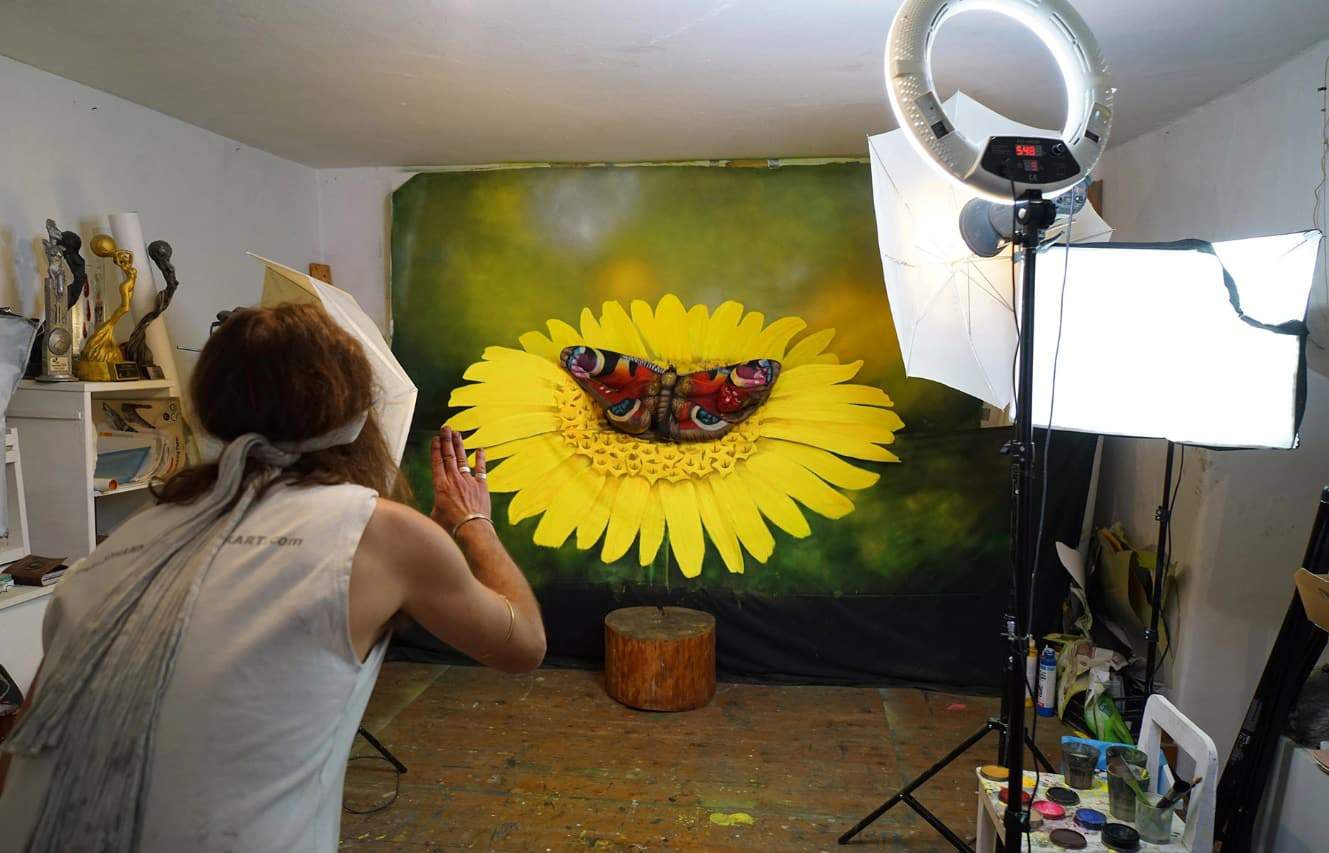 وهم بصري لامرأة عارية في زهرة