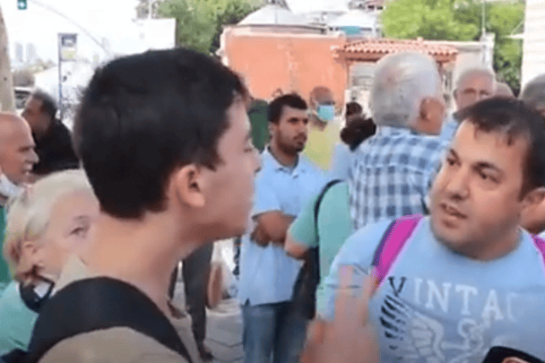 شاب تركي يلجم أتراك watanserb.com