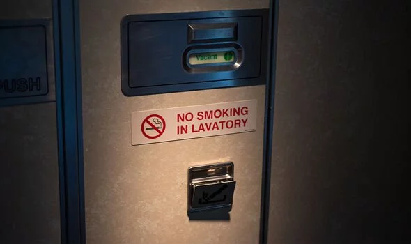 يستخدم الطاقم المزلاج فقط لفتح الأبواب في حالات الطوارئ