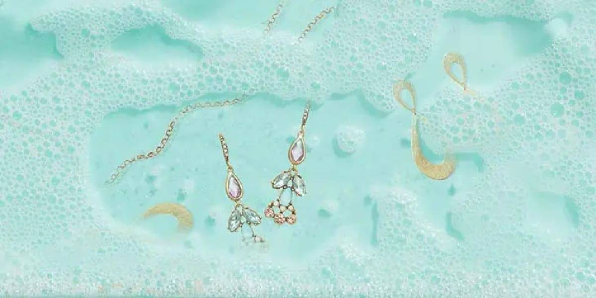 يكفي أن تنظف مجوهراتك باستعمال الماء والصابون