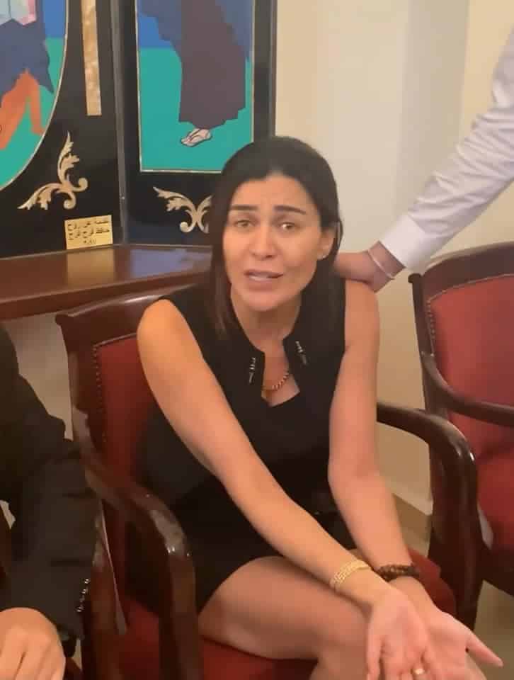 نادين الراسي غاضبة في عزاء شقيقها