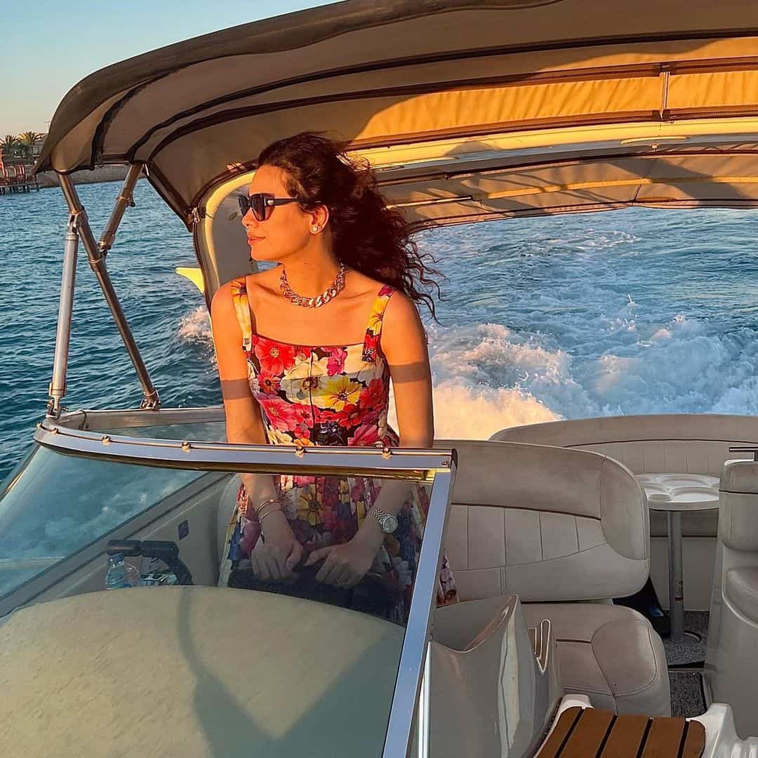 هاجر أحمد في طراد بحري