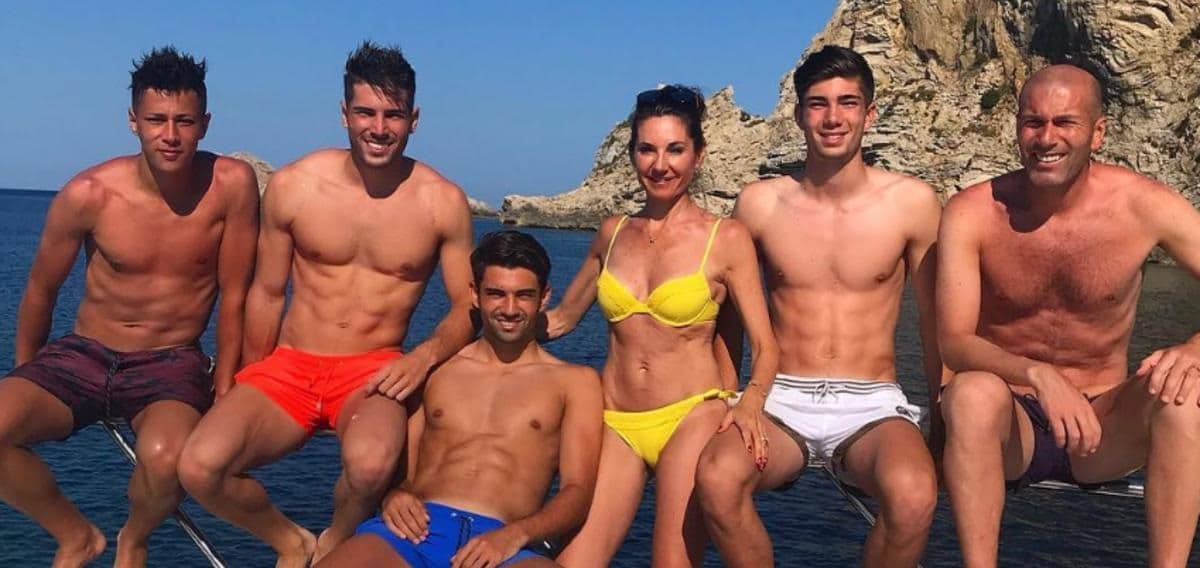 صورة قديمة:أبناء زيدان في مرحلة عمرية أصغر من الآن