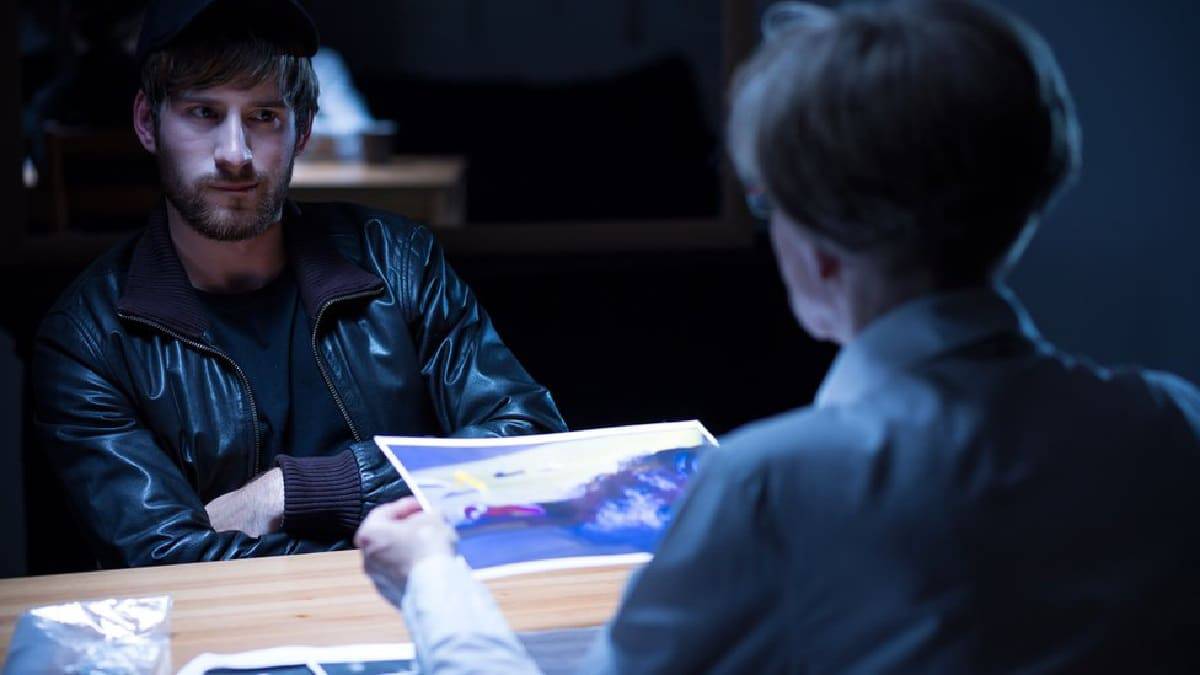 أظهرت البحوث أن الشخص الذي يكذب قادر على النظر إليك مباشرة في أثناء التحدث إليك.