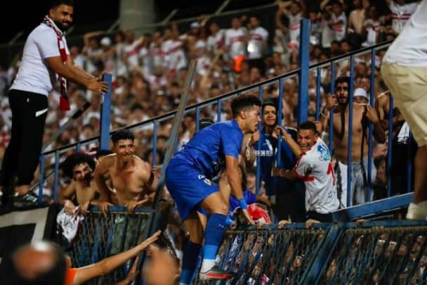 الزمالك يُعاقب إمام عاشور بسبب احتفاله المتهور مع جماهير الفارس الأبيض (فيديو) مباراة الزمالك والجونة في منافسات الدوري المصري watanserb.com