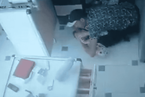 مصريون يطالبون بحق “فاطمة” بعد فيديو صادم من داخل صيدلية بالإسماعيلية اعتداء على صيدلية بالإسماعيلية watanserb.com