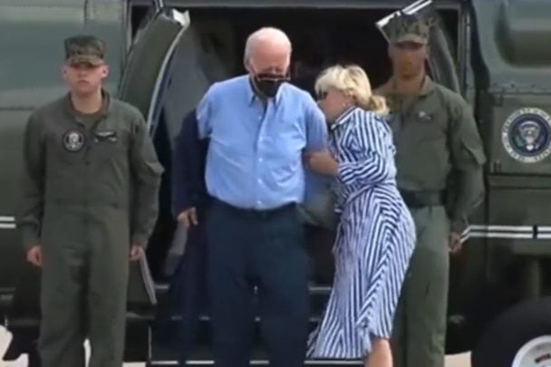 موقف محرج جدا للرئيس الأمريكي بسبب “الجاكيت والنظارة”.. وهذا ما فعلته زوجته (فيديو) الرئيس الأمريكي watanserb.com