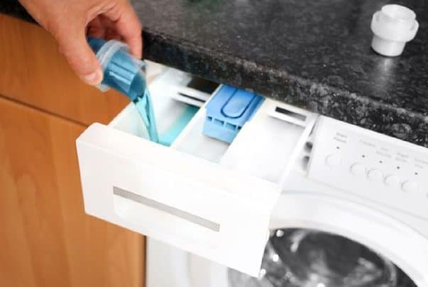 الزر الأزرق في درج المنظفات في الغسالة watanserb.com