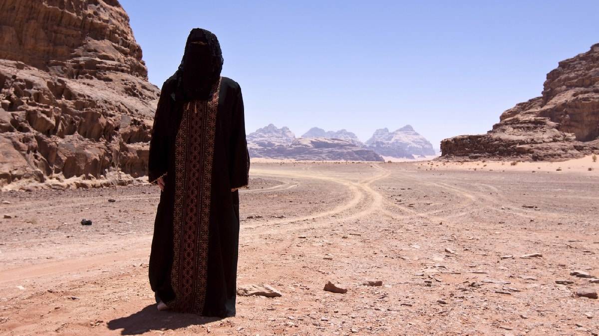 يرتدي البدو والطوارق تقليديًا ومذ زمن، أردية من أي لون لها خصائص تجعلها أكثر برودة من أي لباس غربي آخر.