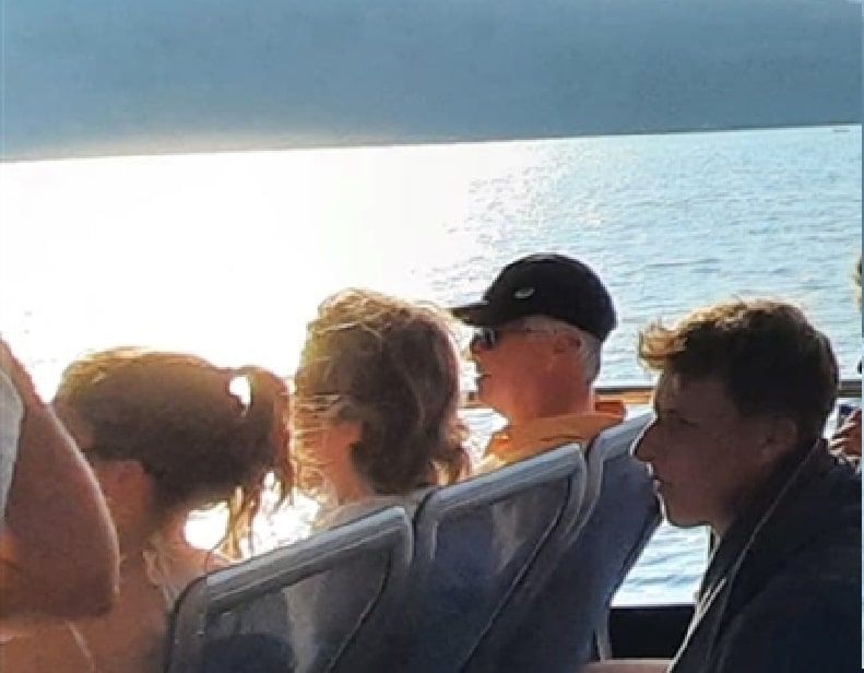 الملكين جالسين من الأمام والابنة الكبرى والوريثة بجانبهما