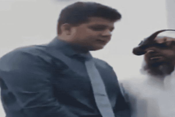 شاب يشهر إسلامه في النادي الكويتي watanserb.com