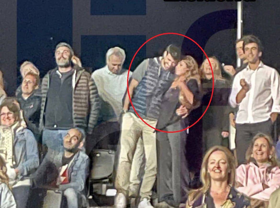 بيكيه في حفل غنائي مع صديقته الجديدة كلارا تشيا ماراتي