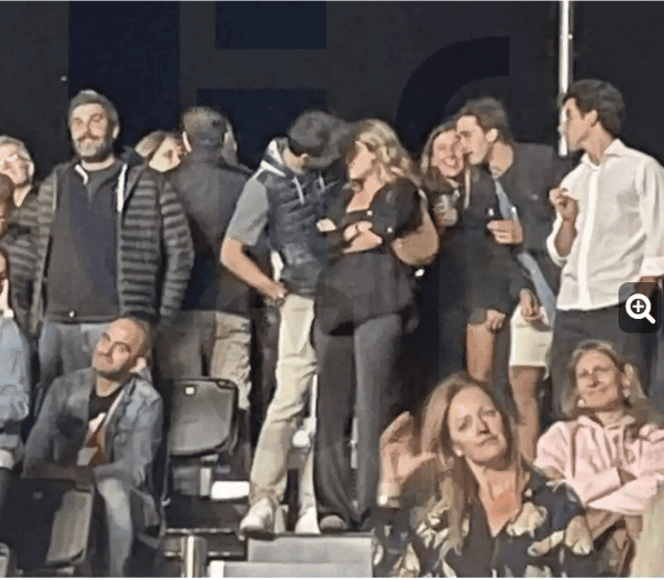 بيكيه في علاقة غرامية مع حبيته الجديدة